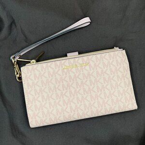 Michael Kors - GUC Jet Set Travel Signature Wallet in Pink